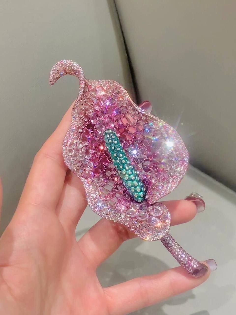 Titanium brooch inlaid with emerald and small diamonds Height: 9.8cm Width: 4.8cm