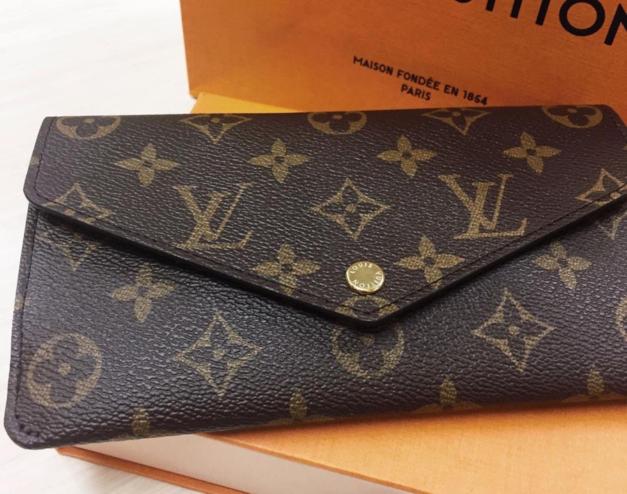 LV SARAH Flap Long Wallet M60531 Monogram Giant Canvas Zipper Coin Purse This envelope wallet is made of elegant Monogram canvas. The interior design is exquisite and unique. It has various pockets an